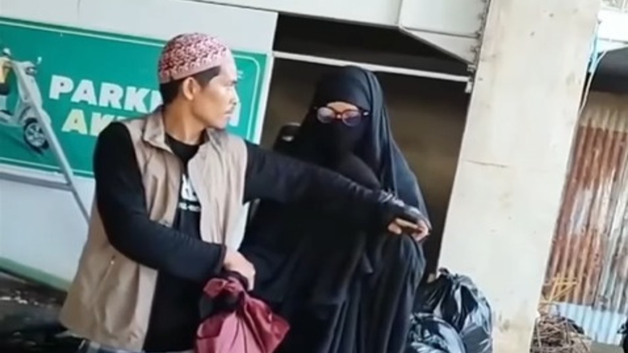 Tangkap layar - pelaku pria bercadar berinisial MJ merupakan seorang guru SD. (Foto: Instagram)