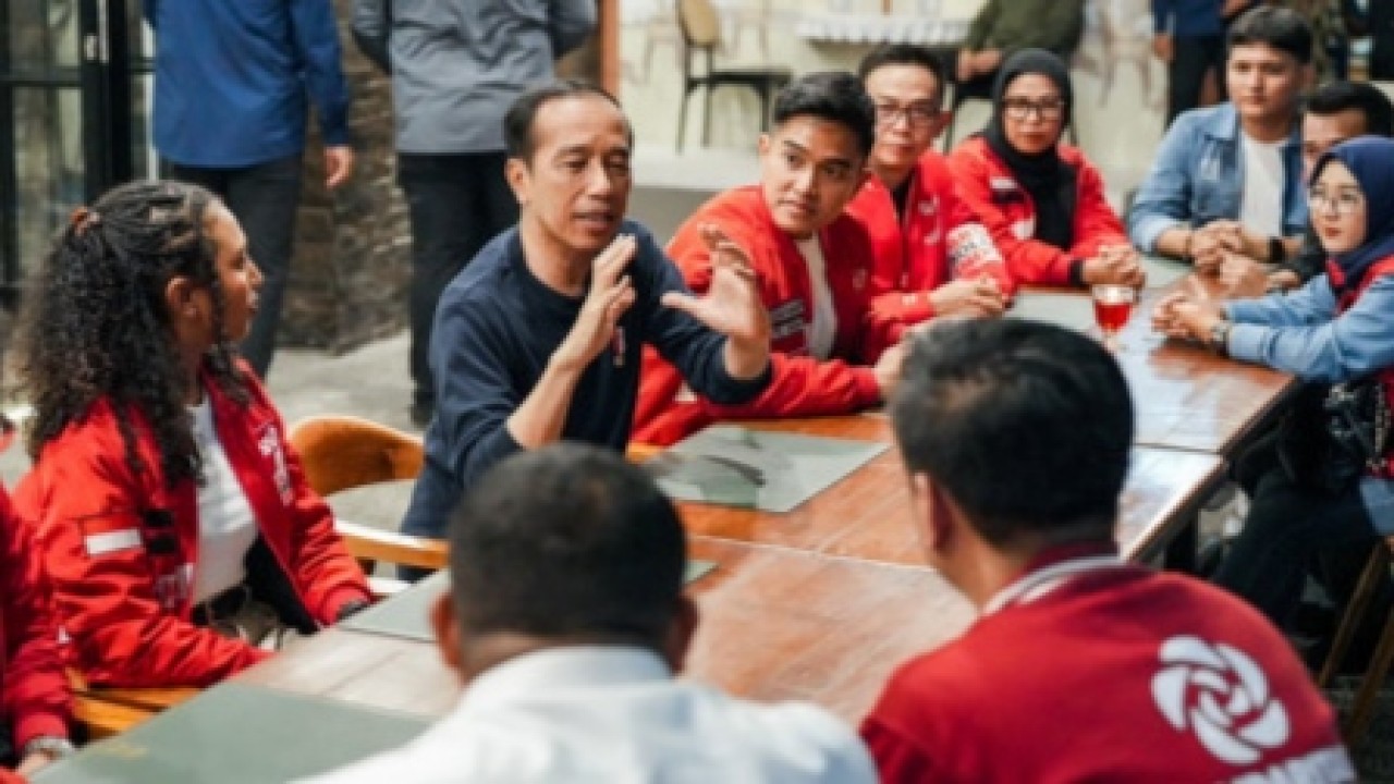 Presiden Jokowi bersama putranya yang juga Ketua Umum PSI, Kaesang Pangarep serta jajaran.