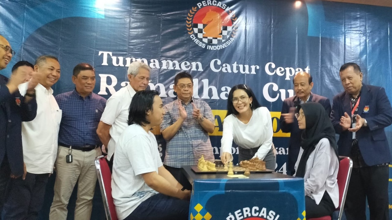 Anggota DPR RI Rieke Diah Pitaloka disaksikan Ketua Umum PB Percasi GM Utut Adianto, Waketum V KONI Pusat Tursandi Alwi, Ketua Panpel Ricardo serta jajaran pengurus PB Percasi melakukan langkah simbolis saat laga eksebisi catur kilat 3 menit antara pecatur putra MF Arif Abdul Hafiz melawan pecatur putri MIW Laysa Latifah pada pembukaan Turnamen Catur Cepat Ramadhan Cup 2024 di Wisma Kemenpora Jakarta, Sabtu (30/3/2024).