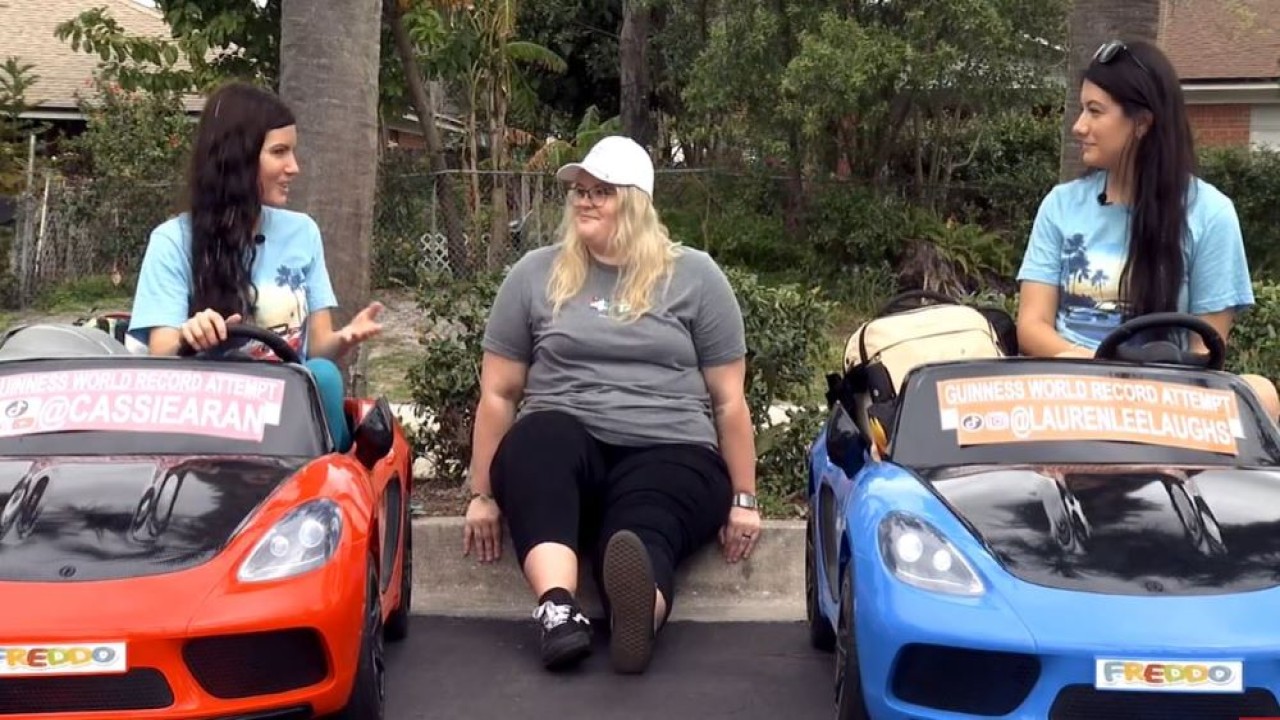 Dua wanita remaja asal Florida, Amerika Serikat (AS), berupaya memecahkan rekor dunia.  (Foto: Tangkapan layar YouTube