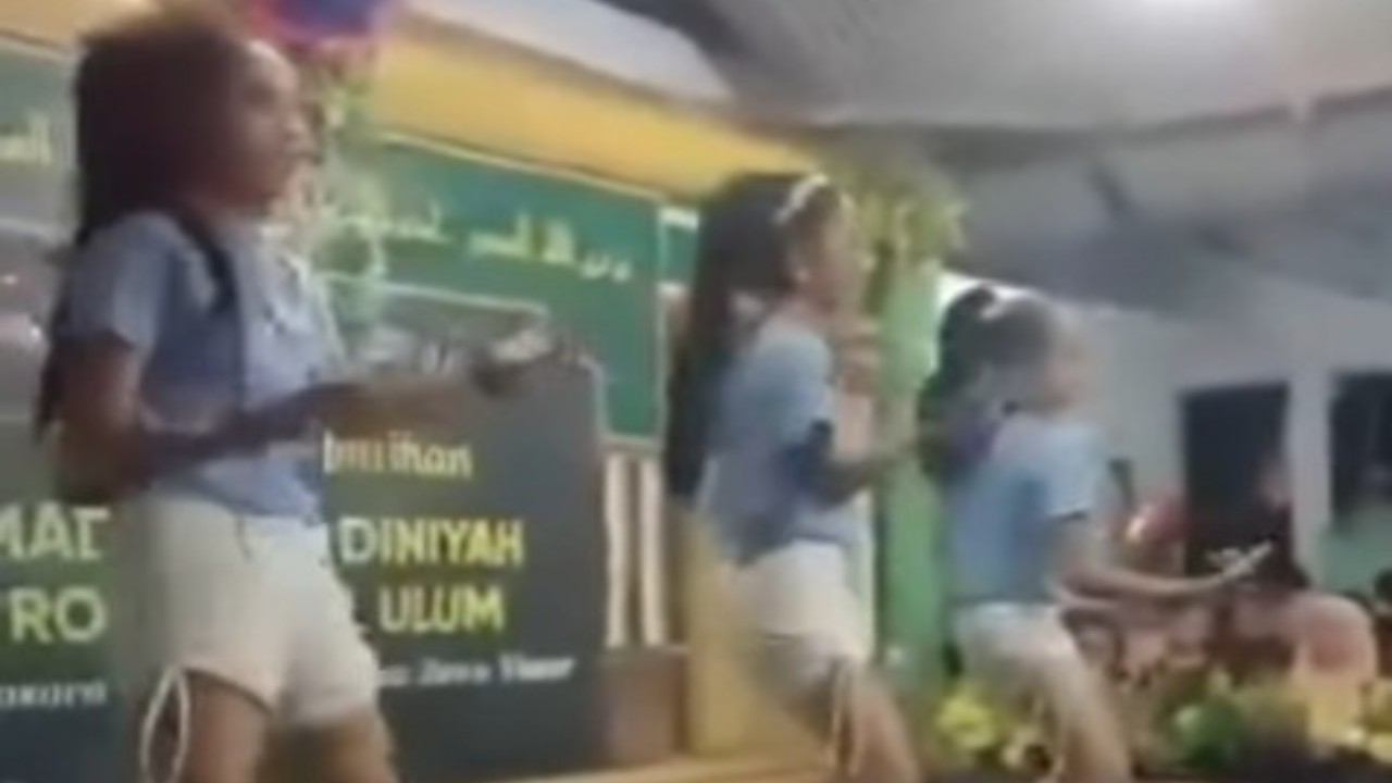 Tiga remaja joget TikTok. (Foto: Tangkap layar Instagram ayopasuruan)