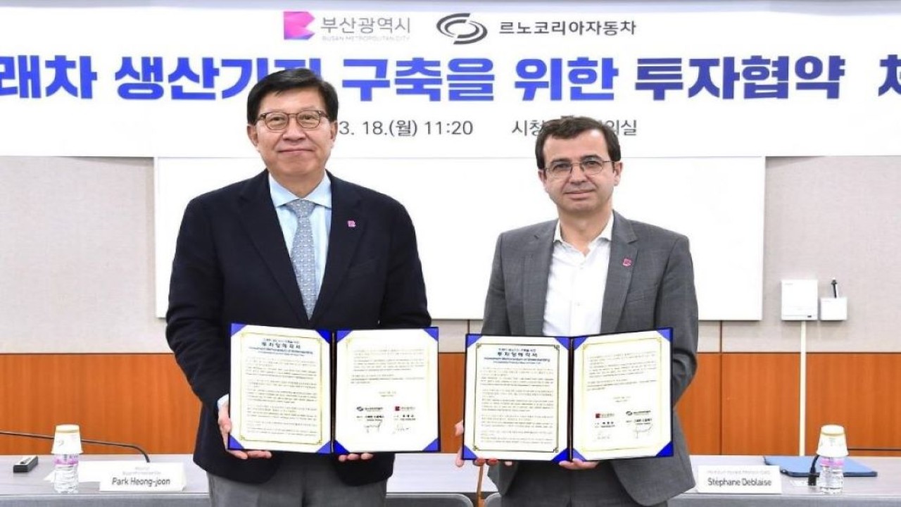 CEO Renault Korea Motors Stephane Deblaise (kanan) dan Wali Kota Busan Park Heong-joon berfoto setelah menandatangani nota kesepahaman di balai kota Busan pada Senin (18/3/2024). (Foto: Busan Metropolitan City via The Korea Herald)
