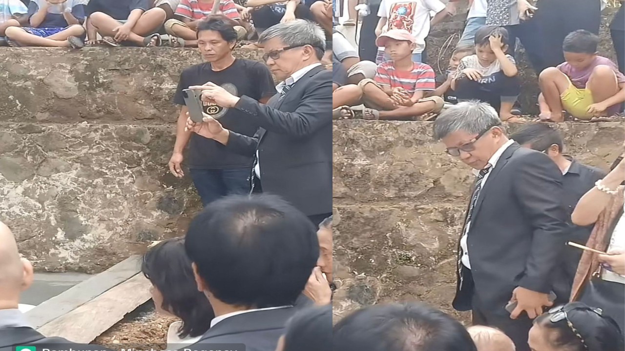 Rocky Gerung di pemakaman adik kandungnya
