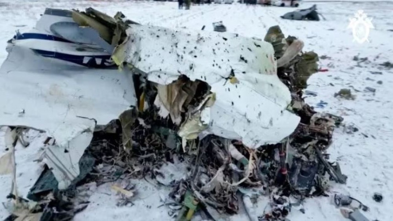 Penampakan puing-puing pesawat angkut militer Ilyushin Il-76 Rusia di dekat desa Yablonovo di wilayah Belgorod, Rusia. (Foto: Russian Investigative Committee/Reuters)