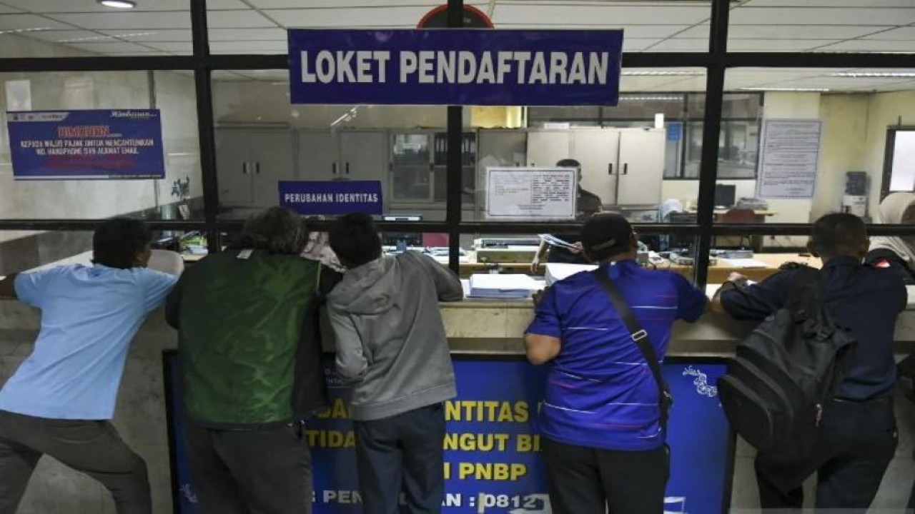 Sejumlah wajib pajak mengurus perubahan Bea Balik Nama Kendaraan Bermotor (BBNKB) di kantor Samsat Jakarta Utara, di Jakarta. (Foto: ANTARA FOTO/Nova Wahyudi/wsj)