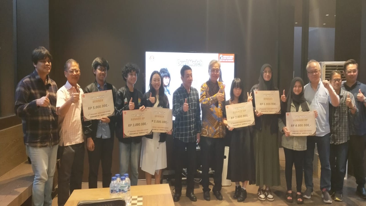 Ketua Dewan Pembina PB Percasi Eka Putra Wirya didampingi Sekjen Henry Hendratno dan Ketua Bidang Pembinaan dan Prestasi Kristianus Liem berfoto bersama para pemenang Kejuaraan 2nd Percasi-SCUA FIDE RATED 2024