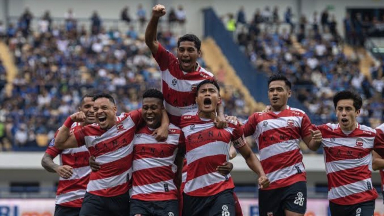 Selebrasi skuad Madura United