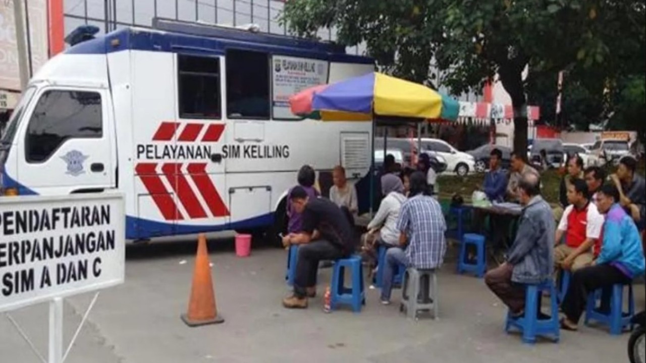 Masyarakat memadati gerai layanan SIM Keliling/ist