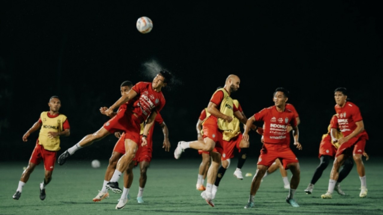 Skuad Bali United jalani latihan di malam hari saat bulan Ramadhan