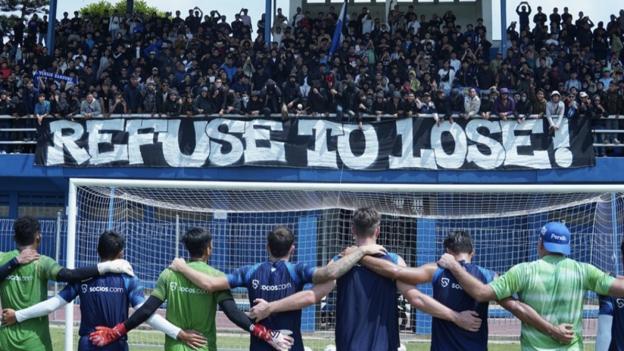 Skuad Persib Bandung bersama Bobotoh