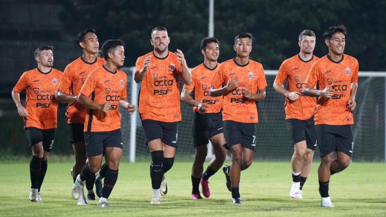 Skuad Persija Jakarta latihan