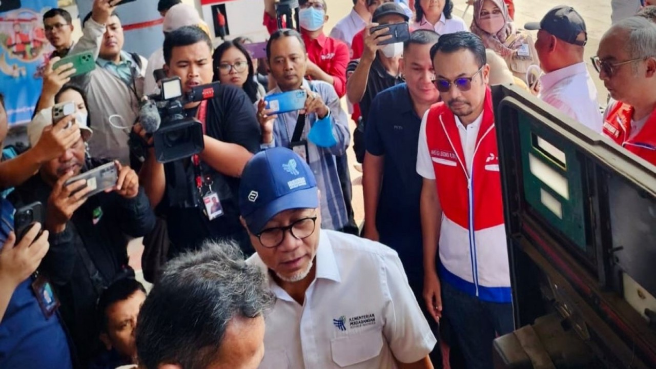 Mendag Zulhas menyaksikan penyegelan SPBU di Rest Area KM 42 Tol Japek karena diduga mencurangi meteran/ist
