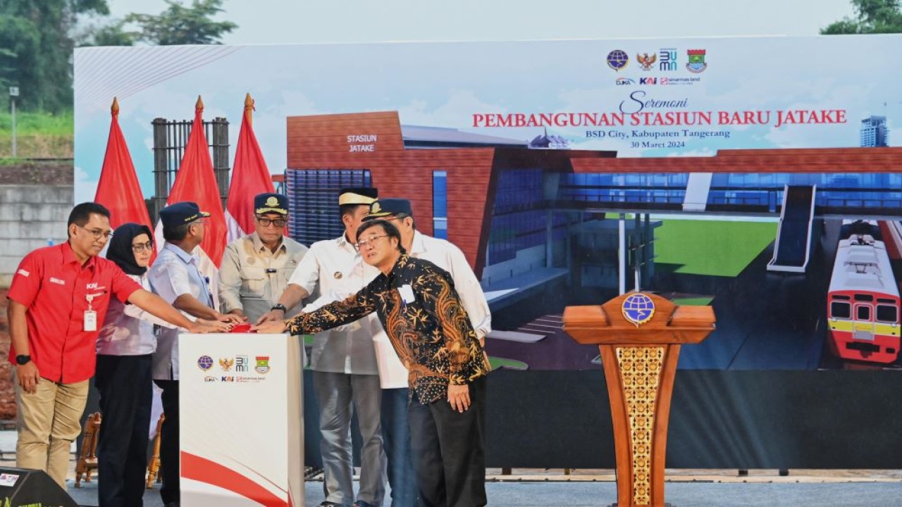 Menteri Perhubungan (Menhub) Budi Karya Sumadi menekan tombol tanda resmi dimulainya pembangunan Stasiun Baru di Desa Jatake, Kecamatan Pagedangan, Kabupaten Tangerang, Banten, pada Sabtu (30/3/2024). (Foto: BKIP Kemenhub)