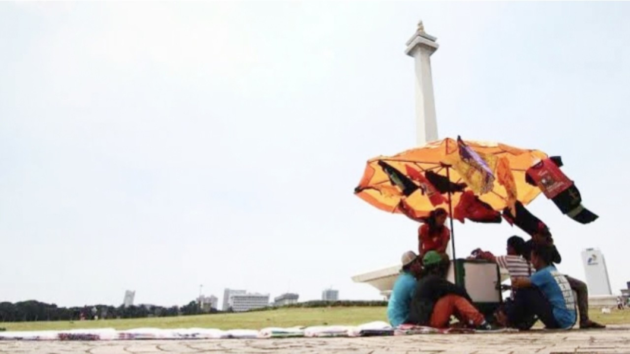 Suasana siang hari dengan panas yang menyengat di wilayah Monas Jakarta Pusat