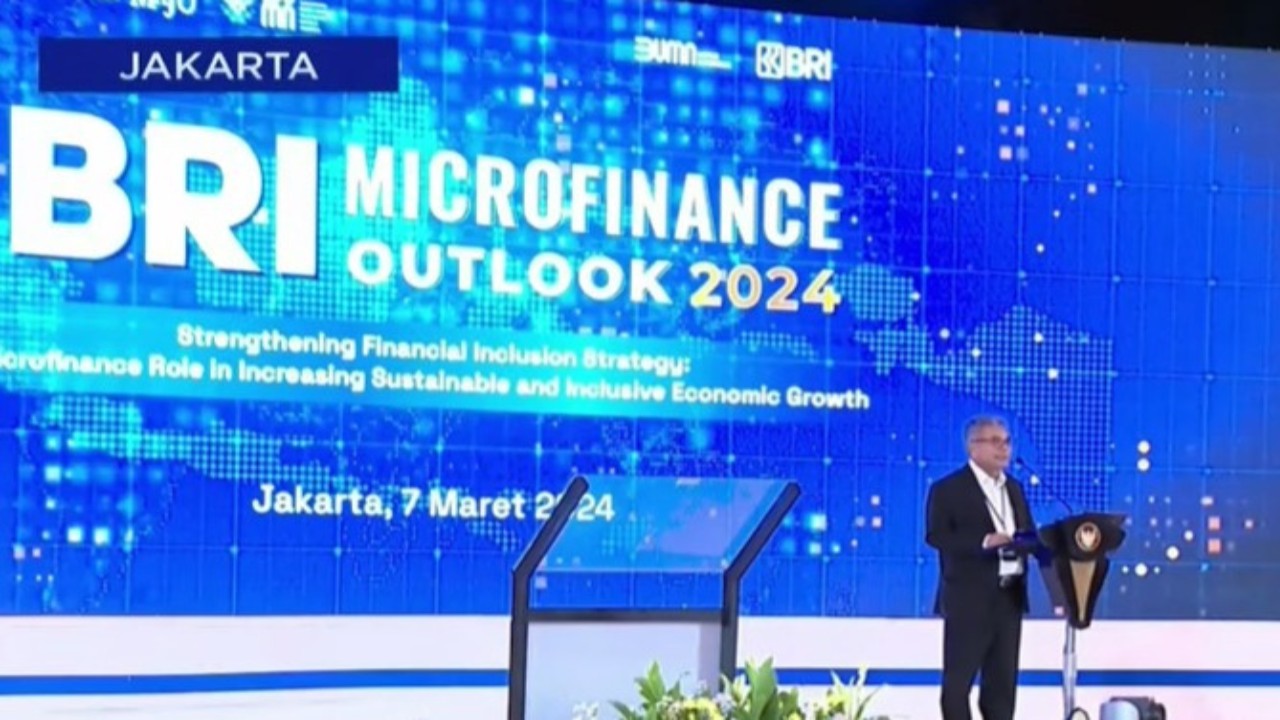 Direktur Utama BRI Sunarso memberikan paparannya pada BRI Microfinance Outlook 2024. (Foto: Tangkapan layar Youtube Bank BRI)