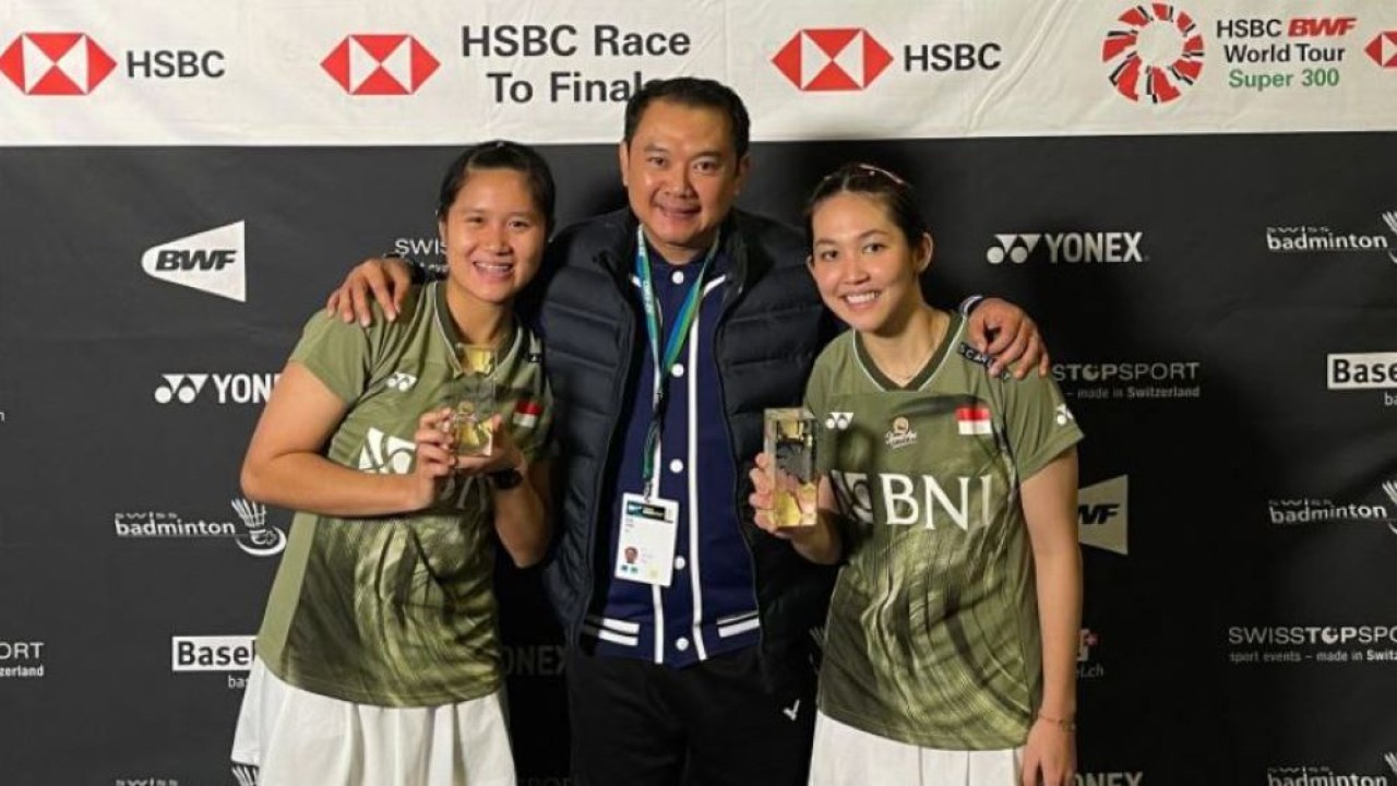 Ganda putri Indonesia Lanny Tria Mayasari/Ribka Sugiarto berfoto bersama pelatih ganda putri Indonesia Eng Hian usai meraih gelar juara Swiss Open 2024 di Basel, Swiss, Minggu (24/3/2024). (Foto: Humas PBSI)
