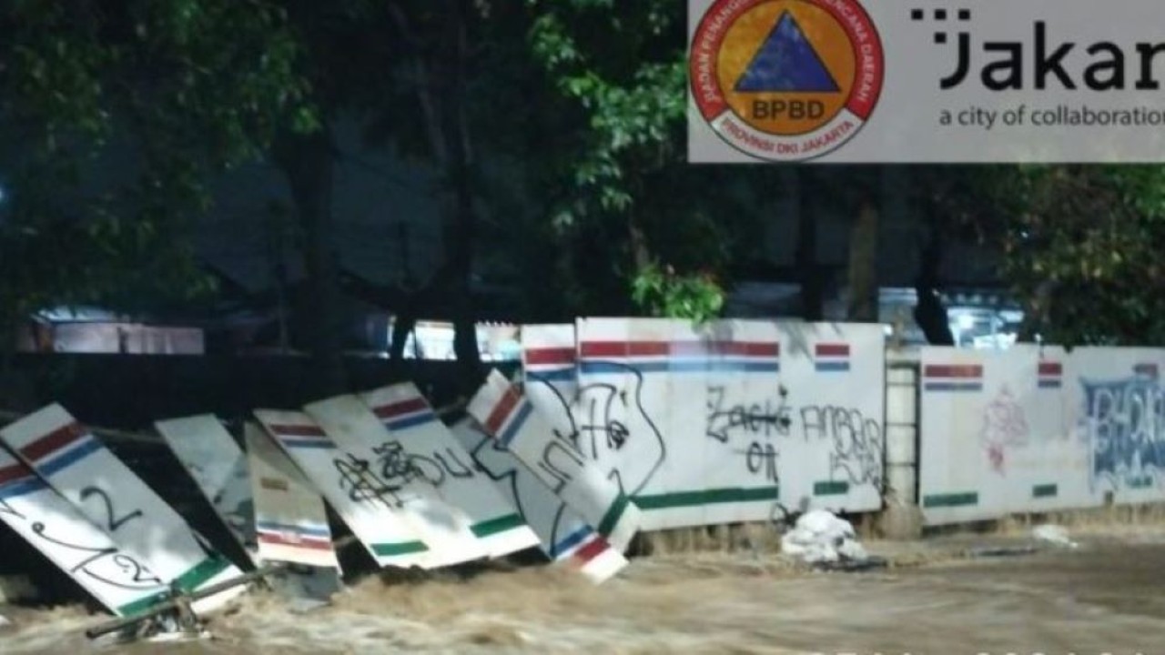 Tanggul Kali Hek di kawasan Kramat Jati, Jakarta Timur jebol, Senin (25/3/2024). (Foto: ANTARA/HO-BPBD DKI)