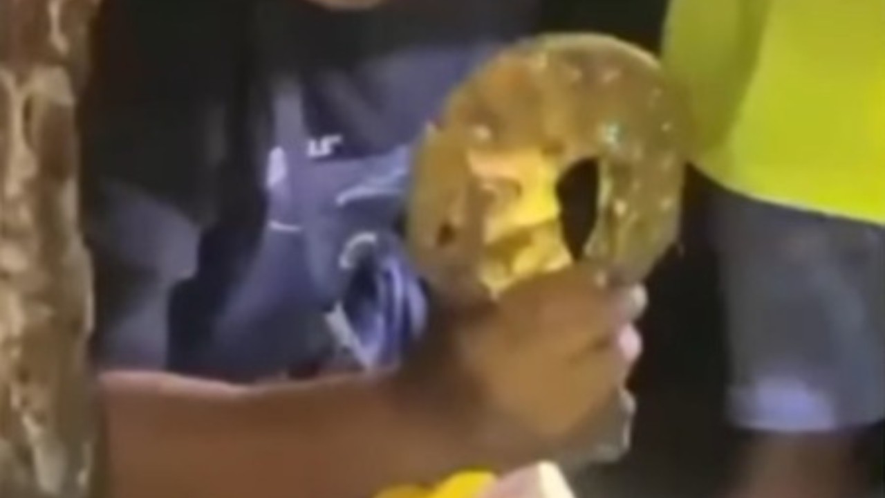 Hiasan kubah Masjid Al Huda berbentuk lafaz Allah berlapis emas. (Foto: Tangkapan layar Instagram Tribun_video)