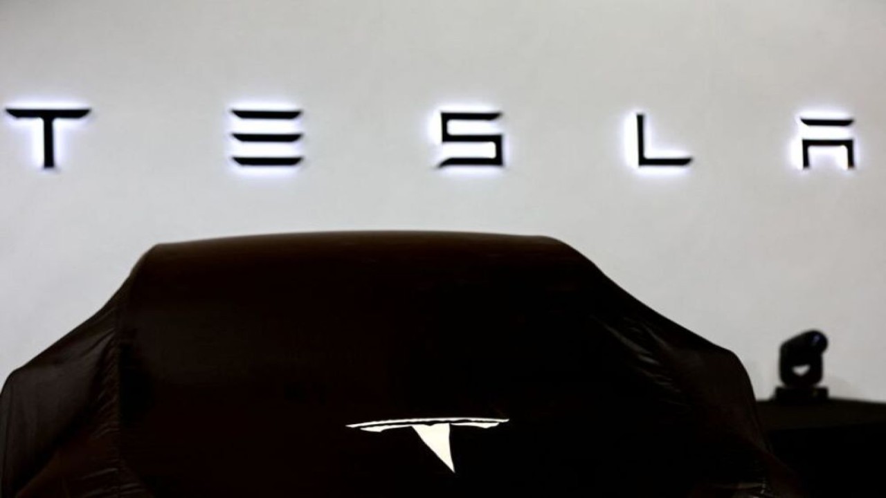 Tesla Model Y ditutupi kain hitam saat acara peluncuran resmi Tesla Thailand di Bangkok, Thailand, 7 Desember 2022. (Foto: Dok/Athit Perawongmetha/Reuters)