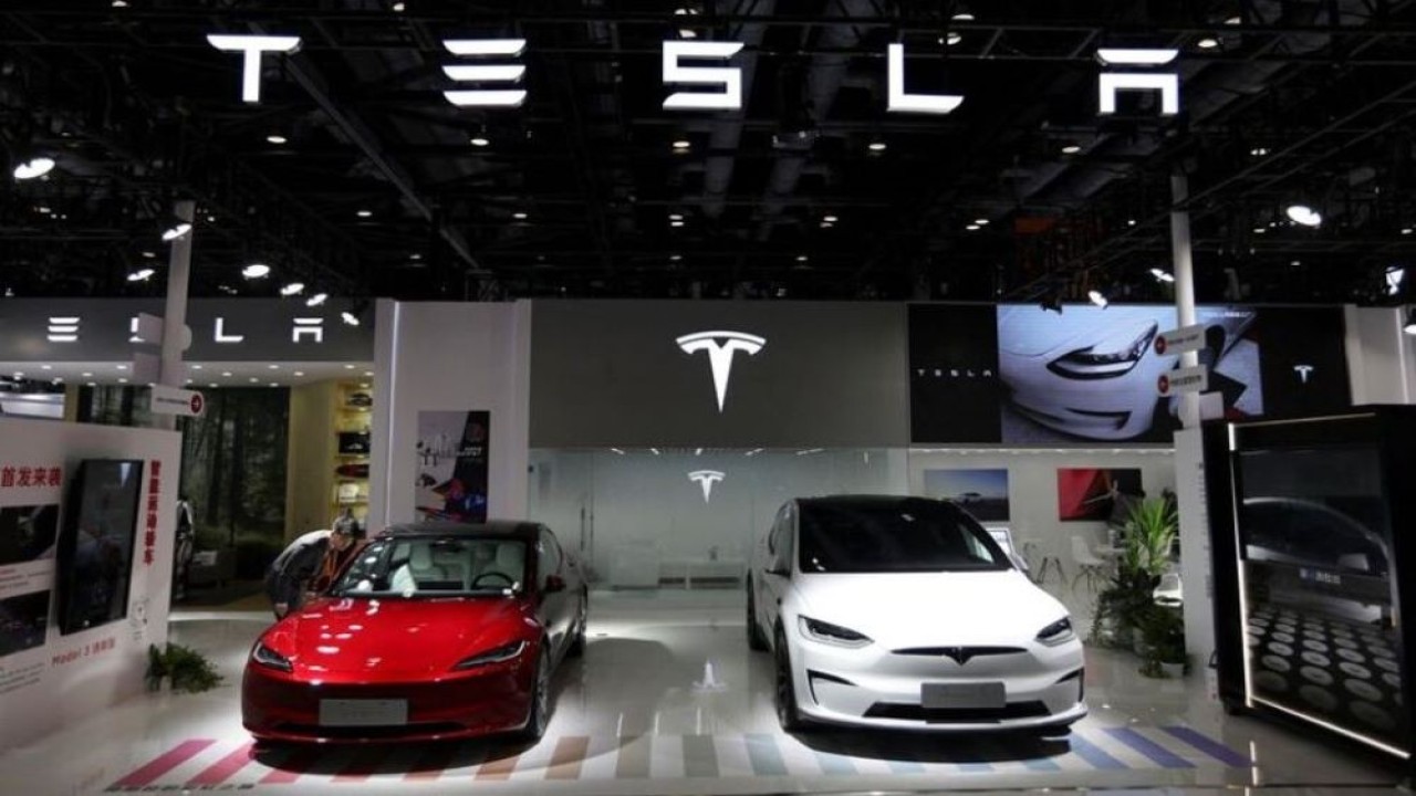 Mobil listrik Tesla Model 3 baru yang dipajang di sebelah SUV Model X di Pameran Perdagangan Jasa Internasional China (CIFTIS) di Beijing, China, 2 September 2023. (Foto: Dok/Florence Lo/Reuters)