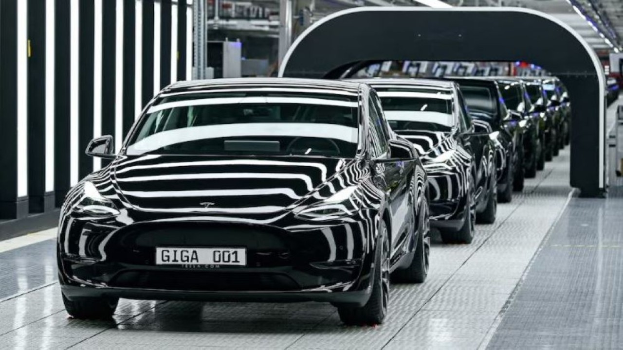 Mobil listrik Tesla Model Y dihadirkan saat upacara pembukaan Tesla Gigafactory di Gruenheide, Jerman, 22 Maret 2022. (Foto: Dok/Patrick Pleul/Reuters)