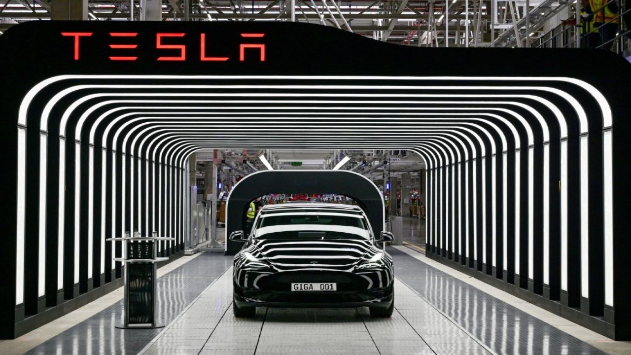 Tesla Model Y dihadirkan saat upacara pembukaan Tesla Gigafactory baru untuk mobil listrik di Gruenheide, Jerman, 22 Maret 2022. (Foto: DokPatrick Pleul/Reuters)