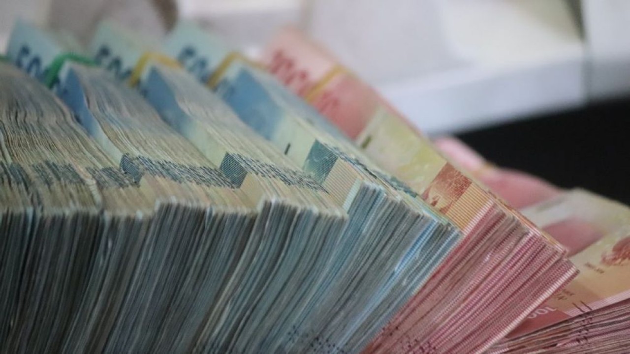 Ilustrasi. Uang kertas nominal Rp100 ribu dan Rp50 ribu untuk THR dan gaji ke-13. (Foto:  Unsplash)