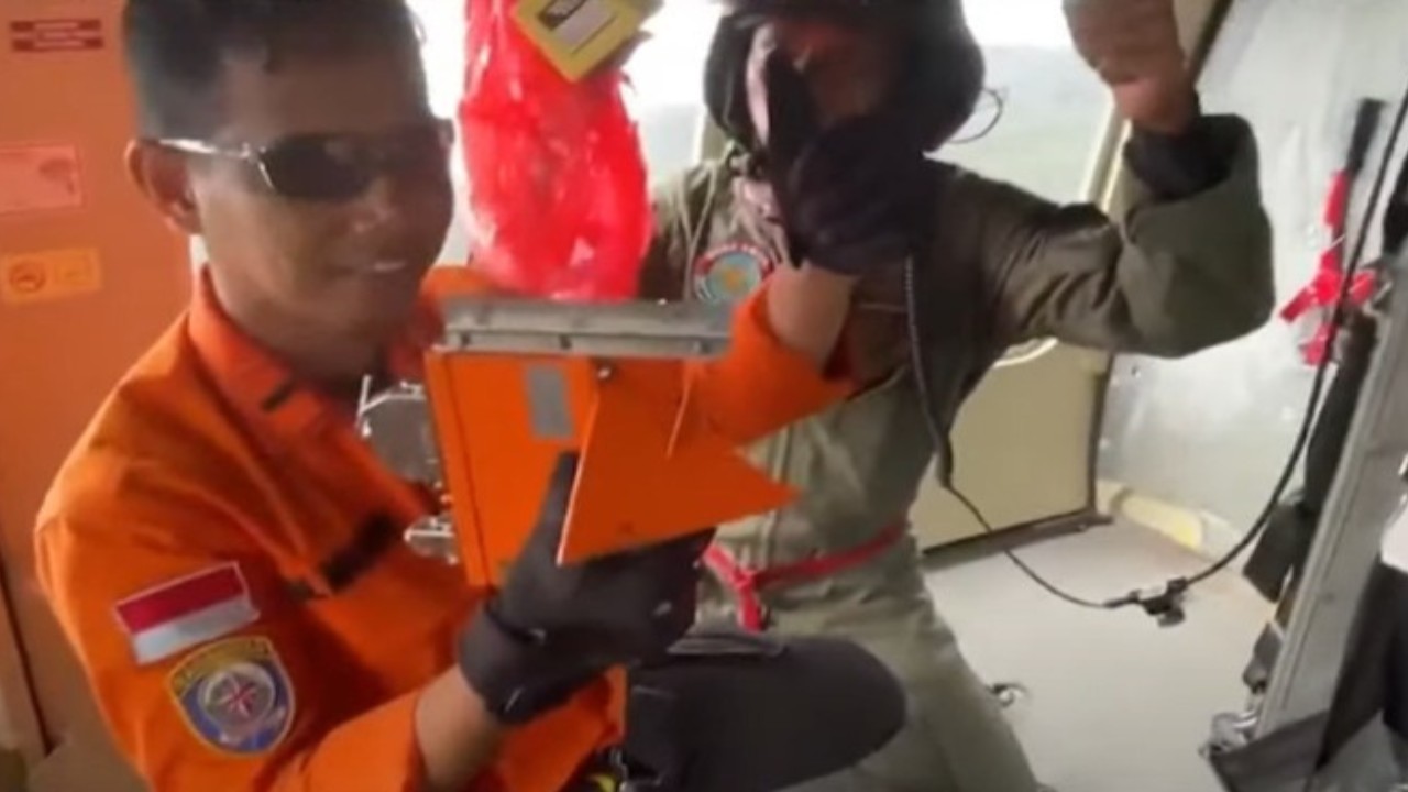 Tim SAR gabungan berhasil menemukan dan mengevakuasi black box dan Emergency Locator Transmitter (ELT) dari pesawat Pilatus PC-6 Porter PK-SNE di hutan Binuang. (Foto:  Tangkap layar Youtube ntvnewsdotid)