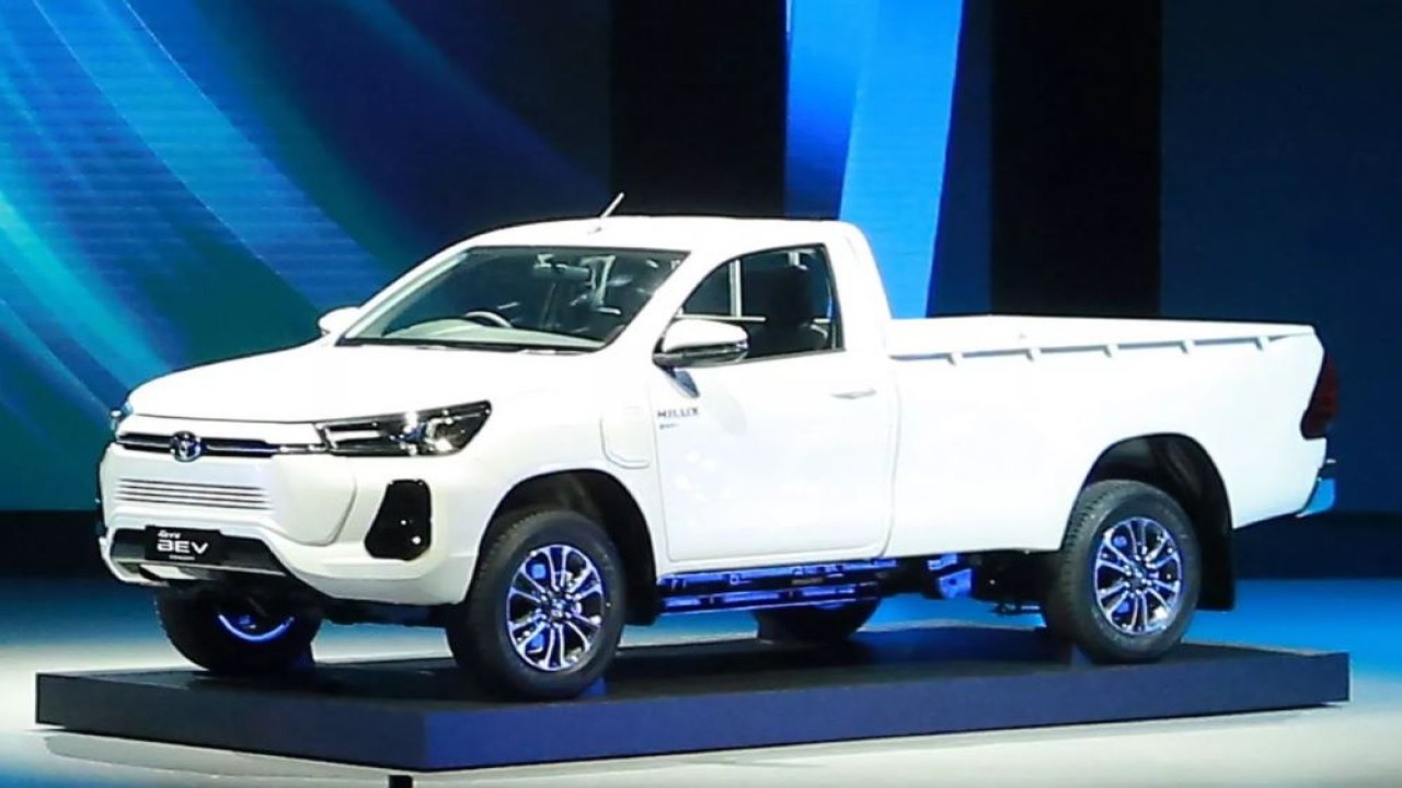 Toyota mengonfirmasi pikap Hilux listrik bakal diproduksi secara massal pada 2025. (Foto: Carscoops)
