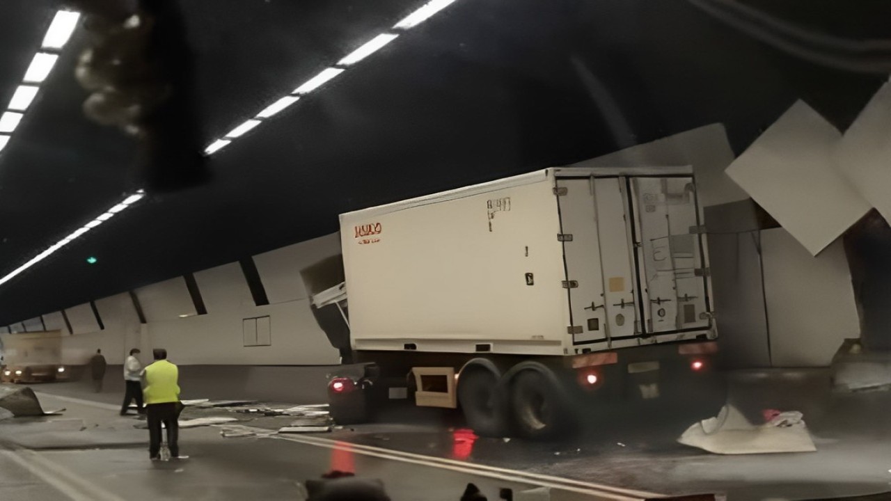 Kecelakaan serius terjadi di terowongan Kowloon-bound Cheung Tsing, Hong Kong. (Foto: Tangkap layar video TikTok/yuniratna186)