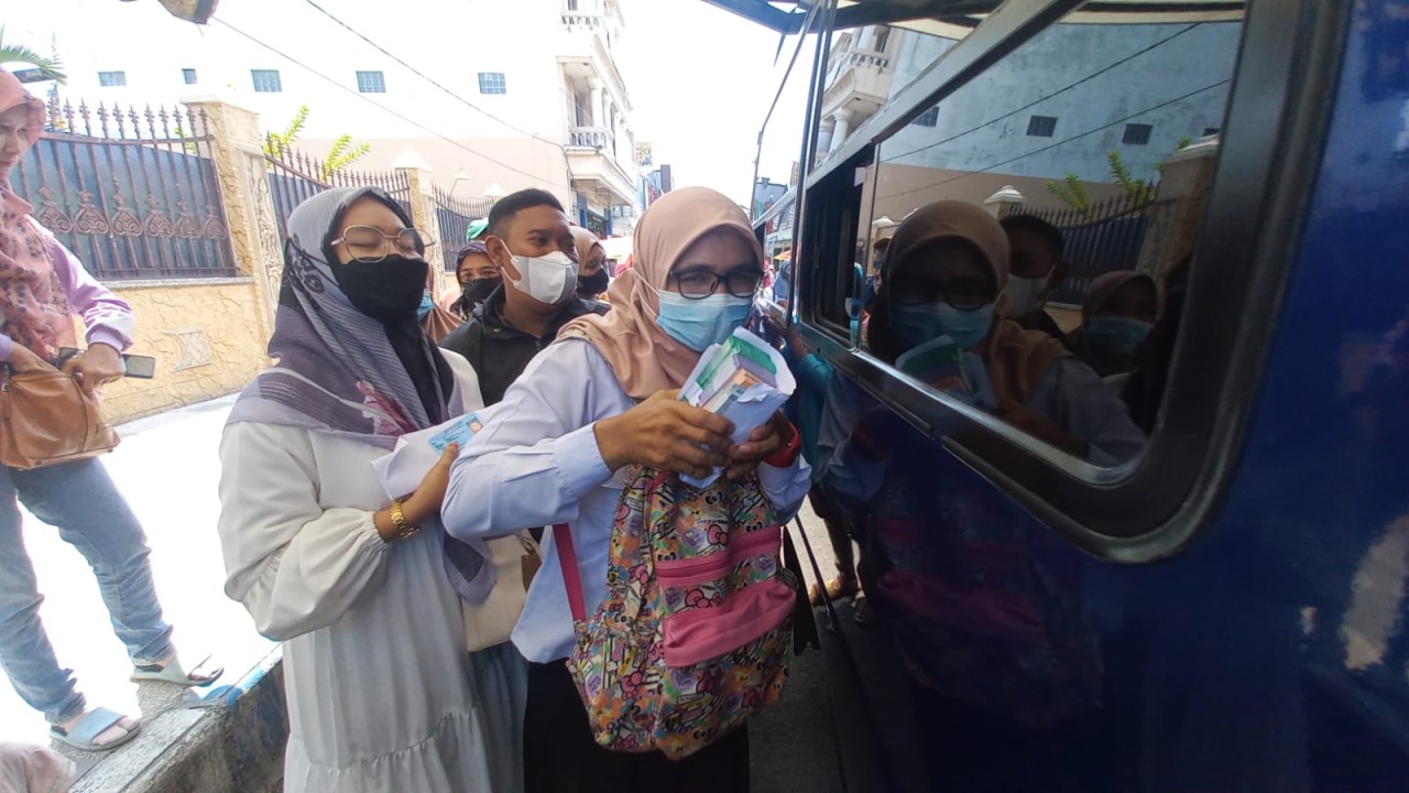 Masyarakat antre untuk melakukan penukaran uang baru/ist