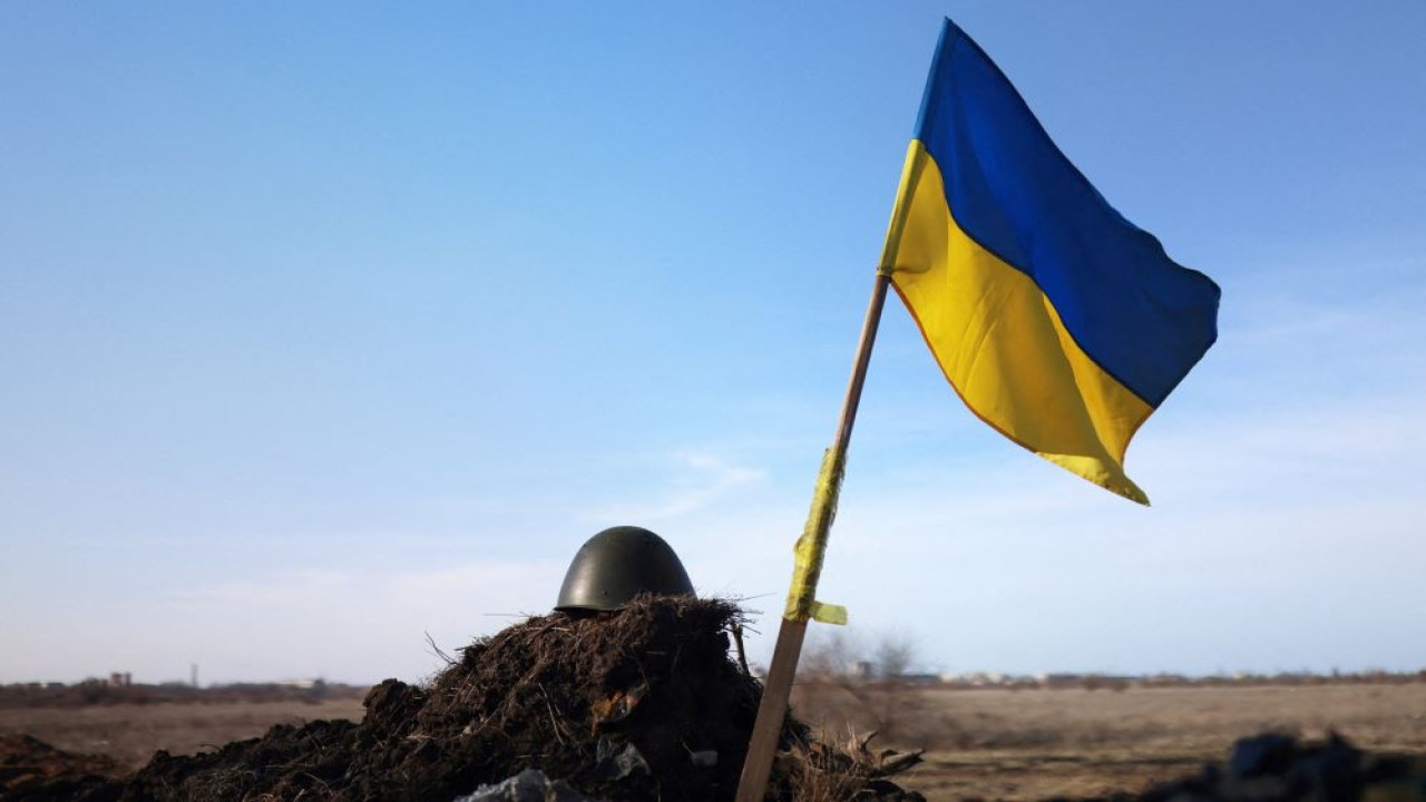 Bendera Ukraina dan helm tentara terlihat di pos pemeriksaan, saat invasi Rusia ke Ukraina berlanjut, di Mykolaiv, Ukraina, 28 Maret 2022. (Foto: Dok/Nacho Doce/Reuters)