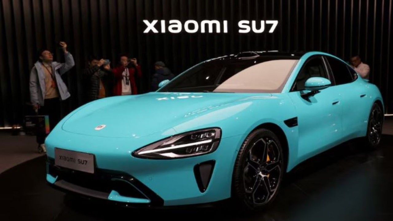 Pengunjung menyaksikan kendaraan listrik pertama Xiaomi, SU7, yang ditampilkan di sebuah acara di Beijing, China, pada 28 Desember 2023. (Foto: Dok/Florence Lo/Reuters)