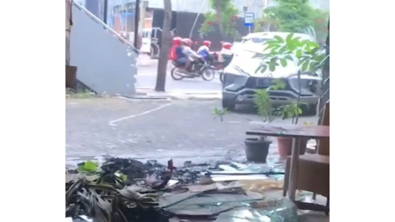 Xpander tabrak cafe. (Foto: Tangkap layar Tiktok ctvindonesia)