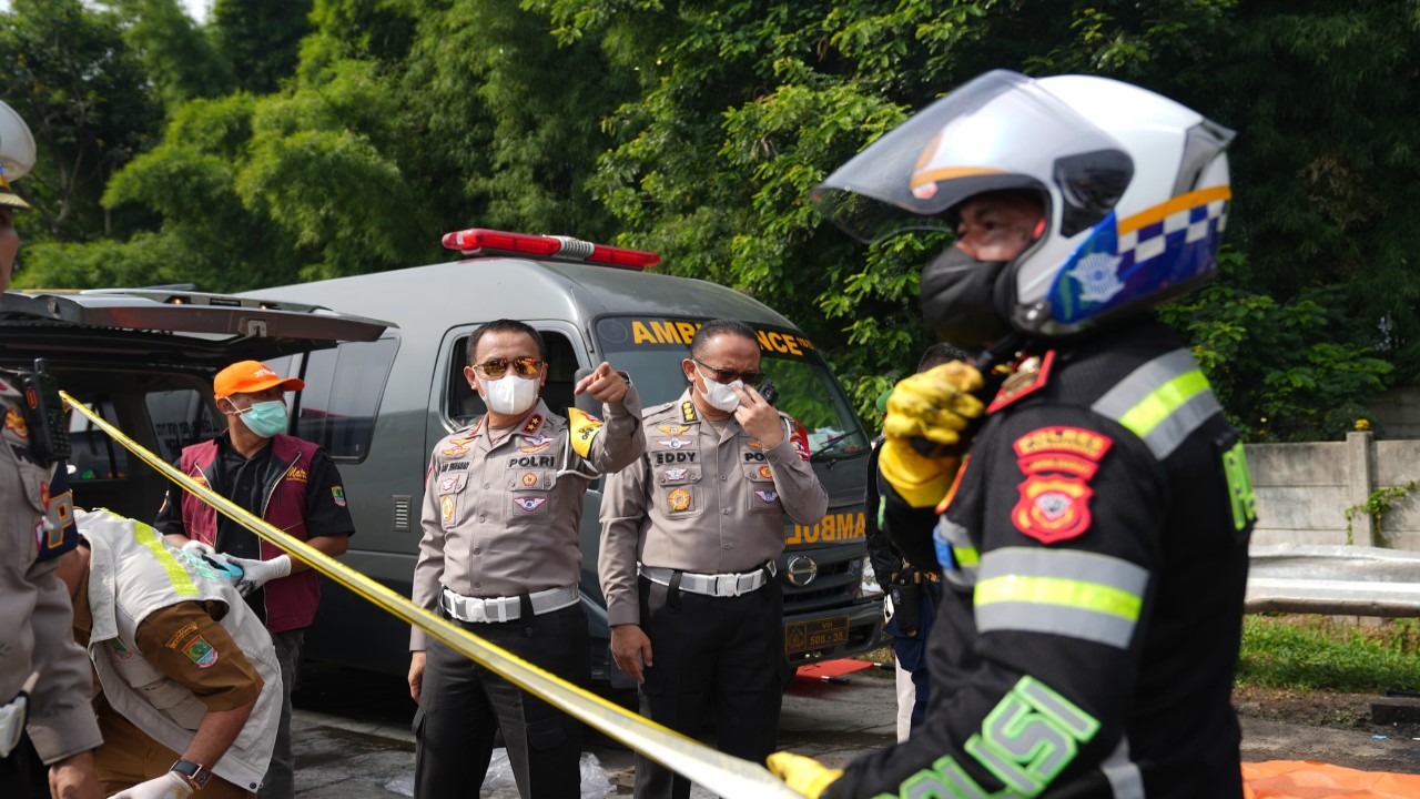 Kakorlantas Polri Irjen Pol Aan didampingi Kabag Ops Korlantas Polri Kombes Pol Eddy Djunaedi turun langsung menuju lokasi kecelakaan