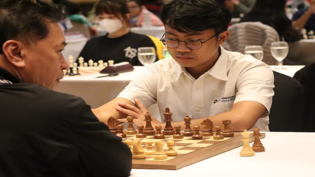 MI Aditya Bagus Arfan (kanan) saat bertanding melawan pecatur Filipina Allan Diez (2069) di babak kedua turnamen Bangkok Open 2024/Foto: Kristianus Liem