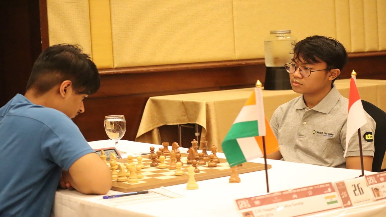 MI Aditya Bagus Arfan (kanan) saat menghadapi pecatur India CM Kavalya Sandip Nagare (2074) pada babak keempat turnamen catur Bangkok Open 2024/Foto: Kristianus Liem