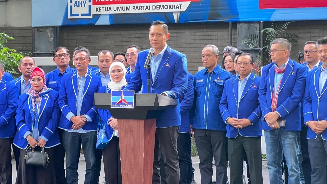 Ketua Umum Partai Demokrat Agus Harimurti Yudhoyono (AHY) dan jajaran saat konferensi pers menyikapi putusan MK terkait sengketa hasil Pilpres 2024.