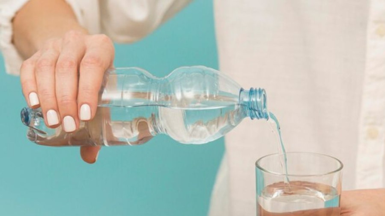 Air minum dalam kemasan (freepik)