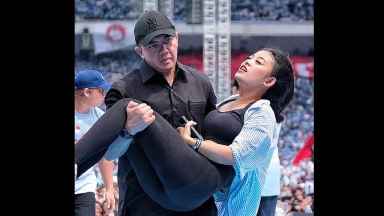 Aksi Mayor Teddy Indra Wijaya menolong wanita pingsan dalam kampanye akbar Prabowo-Gibran di GBK.