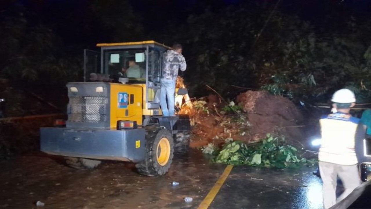 Alat berat dikerahkan untuk membuka jalur penghubung Sukabumi-Bogor .(Antara)
