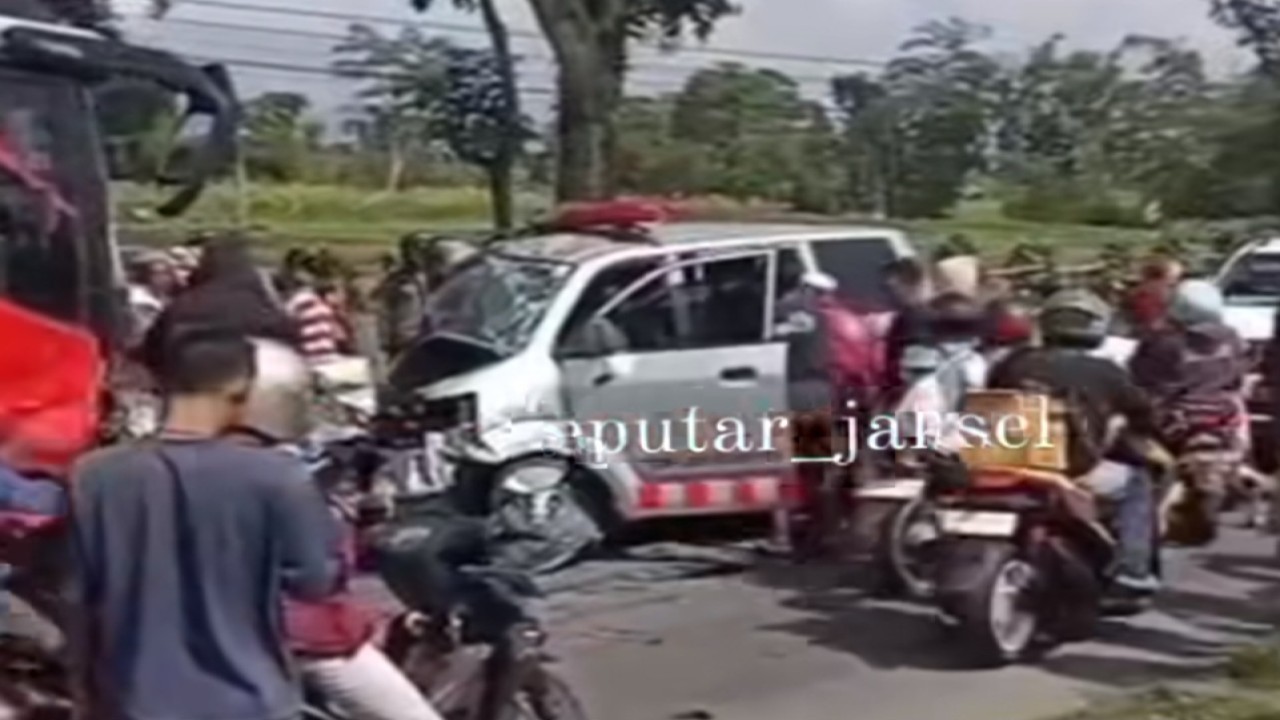 Ambulans terlibat adu banteng dengan bus (Instagram @seputar_jaksel)