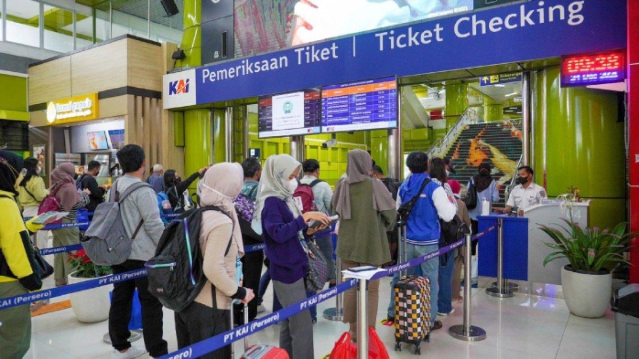 Penumpang antre pemeriksaan tiket di stasiun kereta api/ist