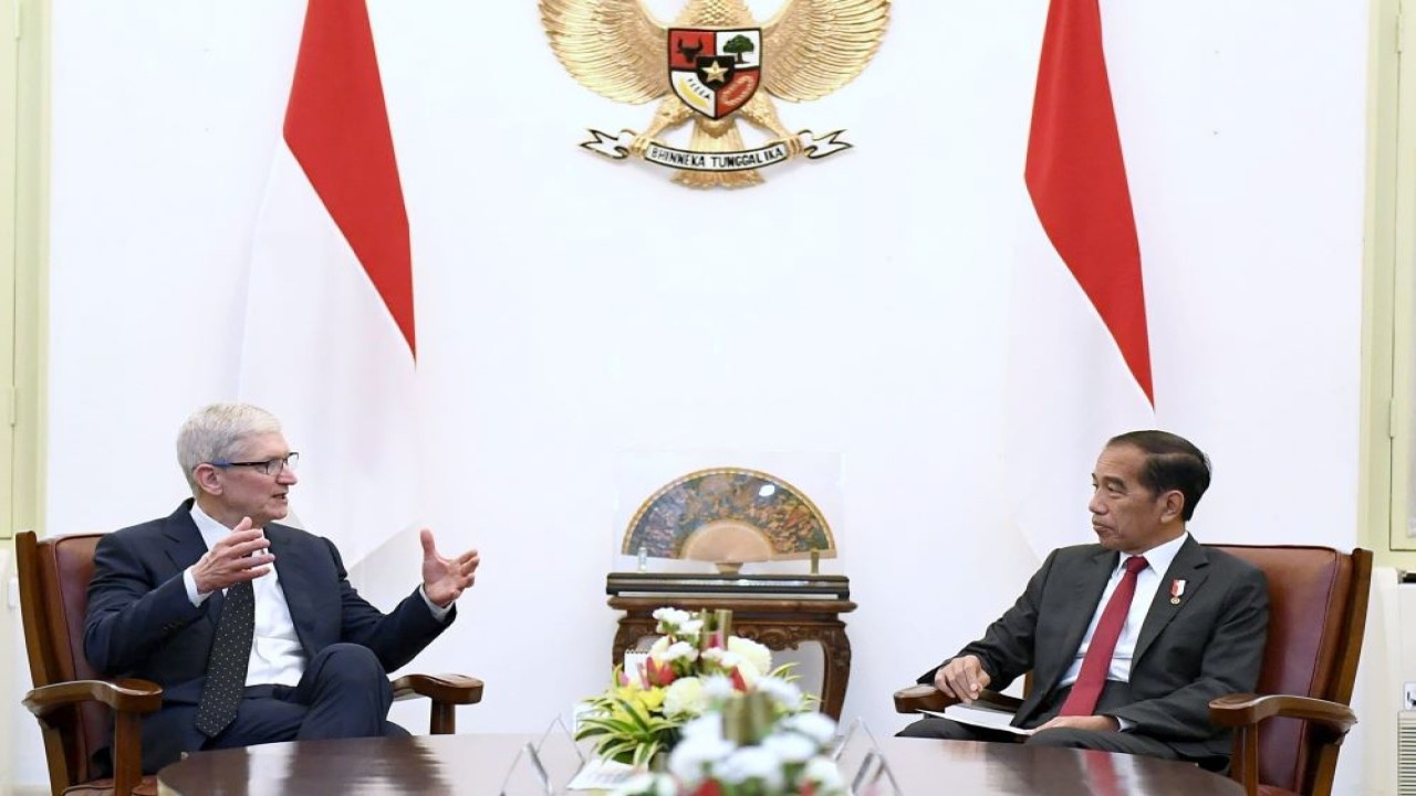 Presiden Jokowi menerima CEO Apple Tim Cook beserta delegasi di Istana Merdeka, Jakarta, pada Rabu (17/04/2024). (Foto: BPMI Setpres/Kris)