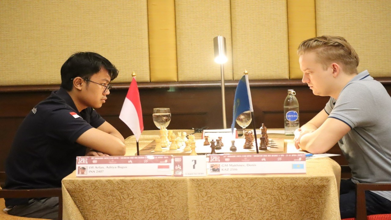MI Aditya Bagus Arfan (kiri) saat tampil di panggung utama melawan GM Denis Makhnev di babak ke-7 turnamen catur Bangkok Open 2024/Foto: Kristianus Liem.