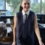 Artis Sandra Dewi baru turun dari mobil Rolls-Royce miliknya-1712032347