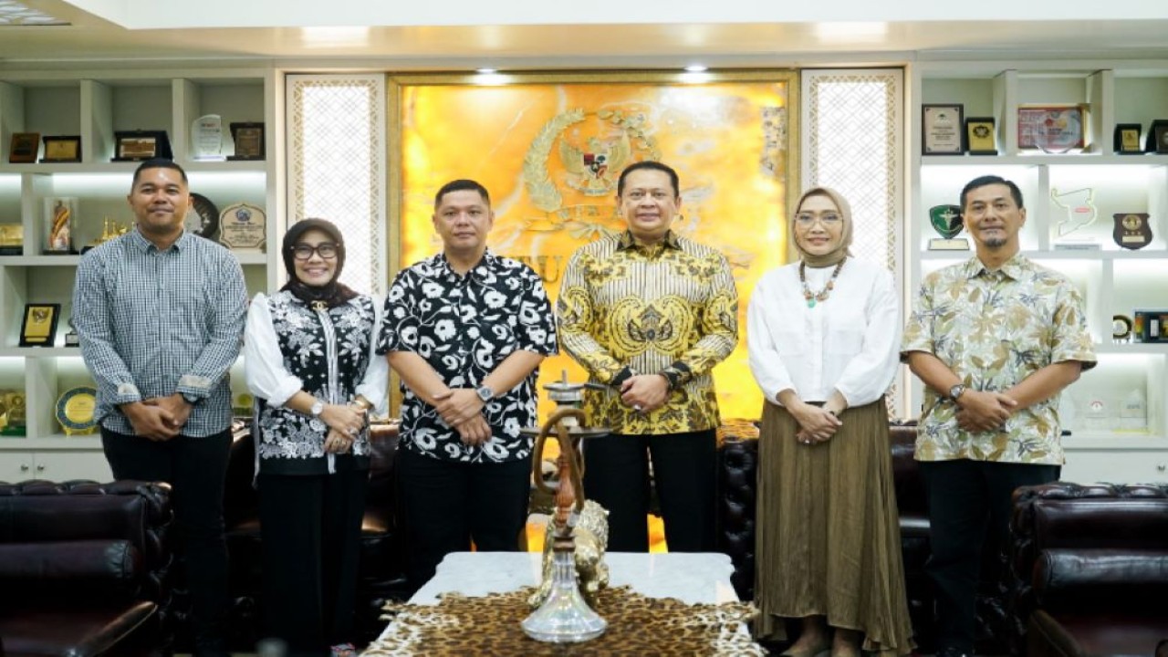 Bambang Soesatyo saat menerima tim produksi film Anak Kolong, di Jakarta, Rabu (24/4/24).