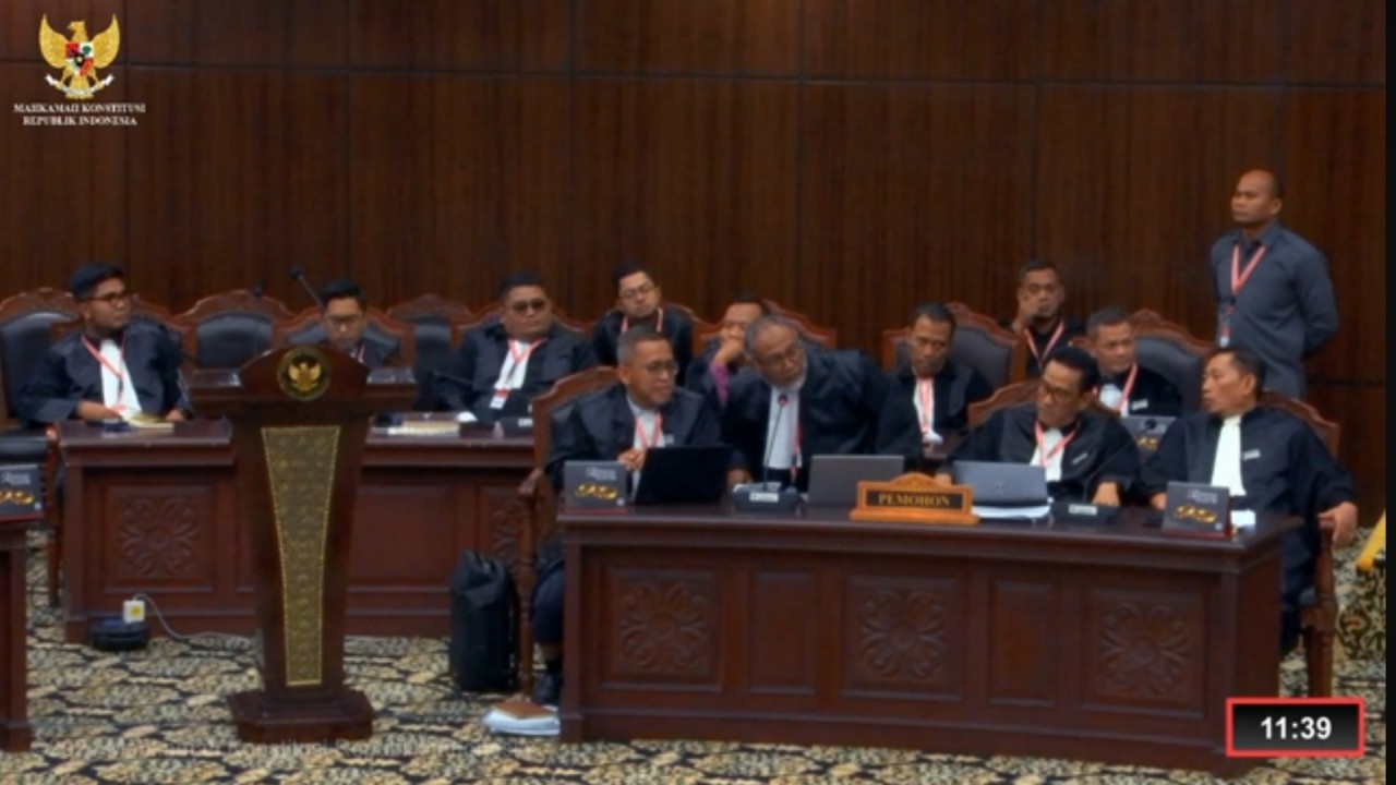 Kuasa hukum Anies, Bambang Widjojanto saat hendak meninggalkan ruang sidang MK. (YouTube)