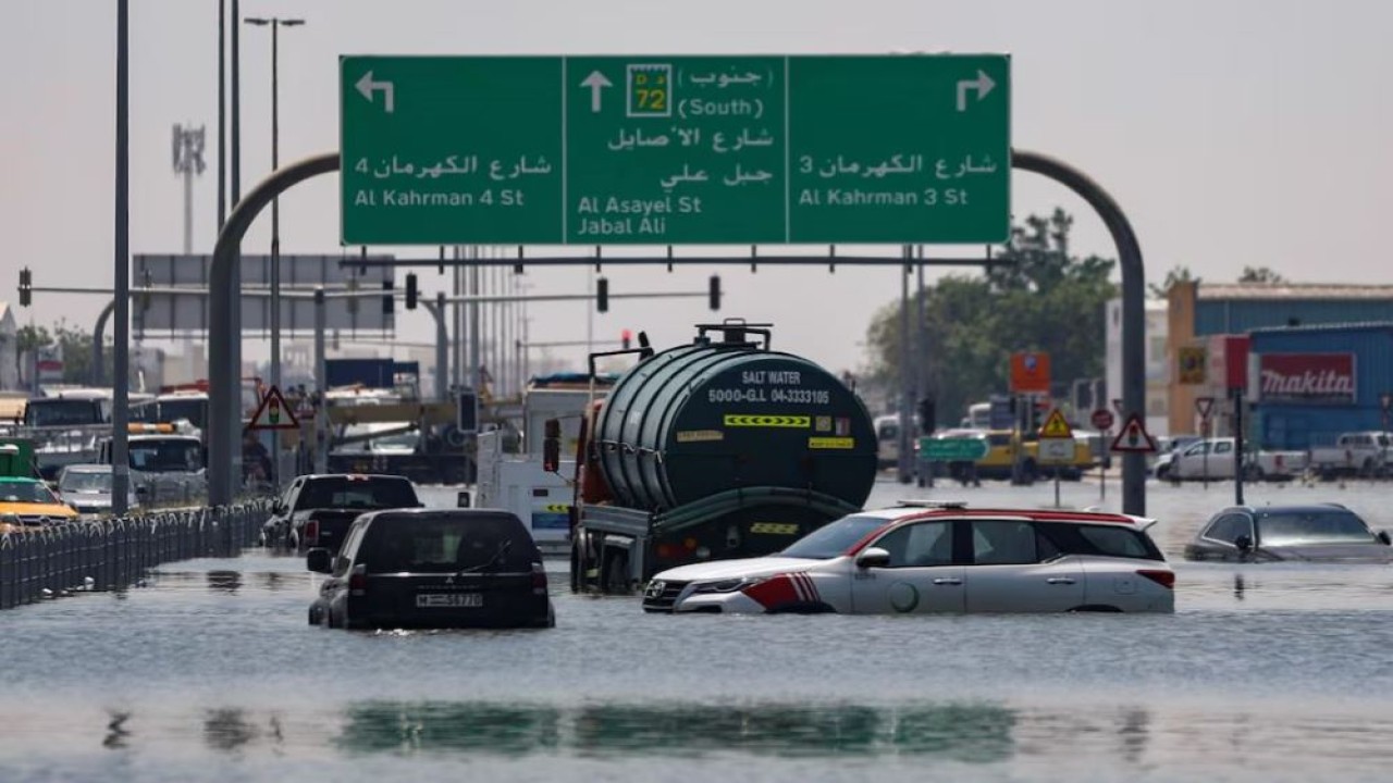 Mobil terjebak banjir di jalan raya yang diblokir akibat hujan lebat, di Dubai, Uni Emirat Arab, pada 19 April 2024. (Foto: Amr Alfiky/Reuters)