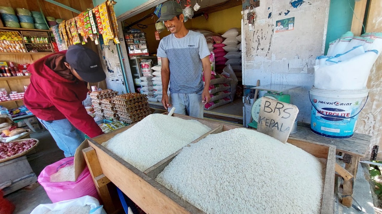 Pedagang beras di pasar tradisonal sedang melayani pelanggan/ist